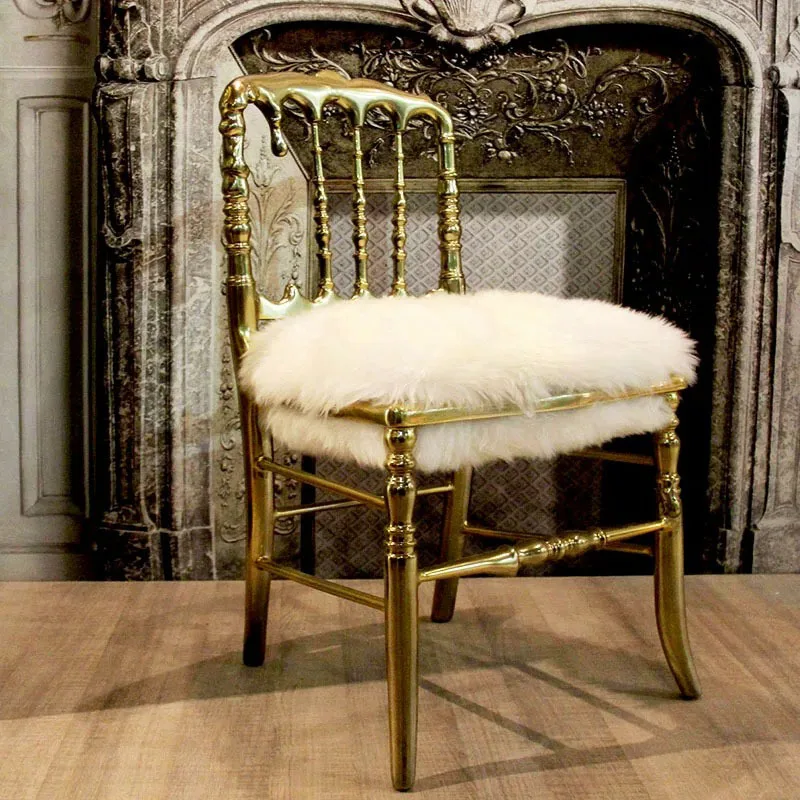 

Легкий роскошный обеденный стул из чистой меди. Современный минималистский креативный арт-дизайнер. Металлический стул для отдыха. Гостиная, домой.