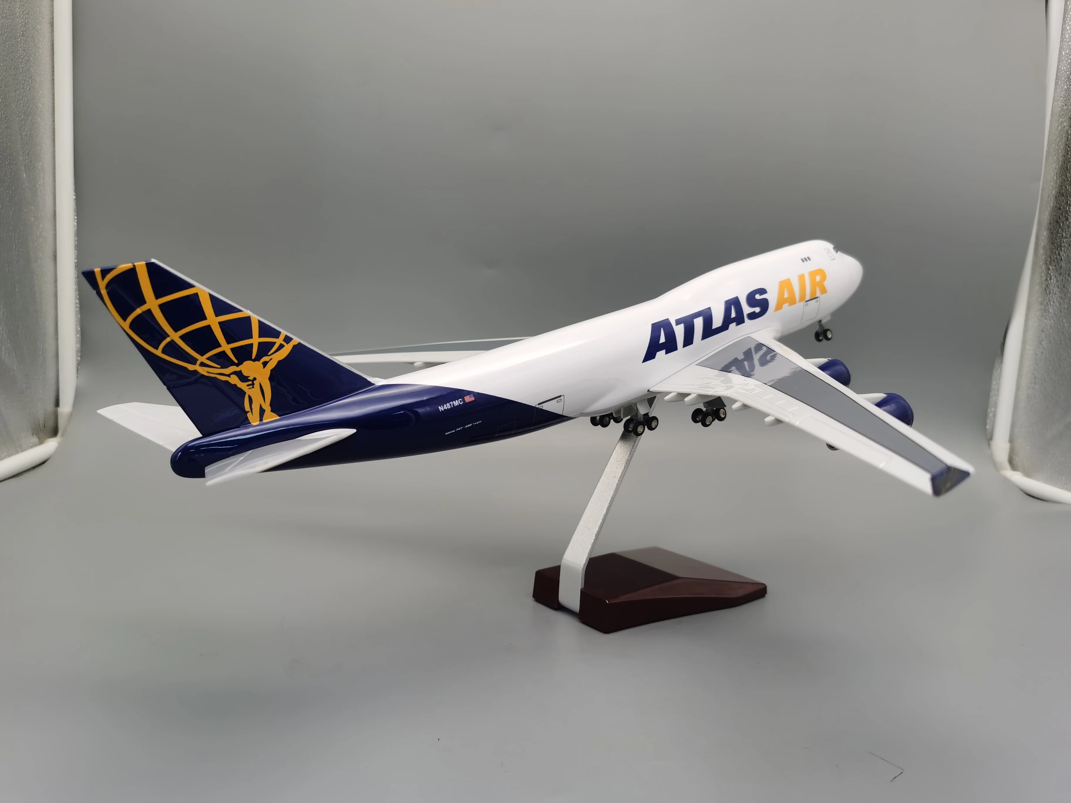 Atlas Air Cargo Aircraft Boeing 747 Aircraft Model 47CM 1:150 Scale With Wheel LED Light Die-casting Machine Collected Gift