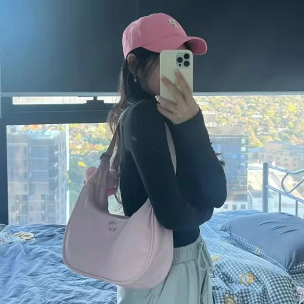 

Идеальный спутник для работы и фитнеса: стильная и удобная сумка с множеством отделений для работы, путешествий и повседневного использования.