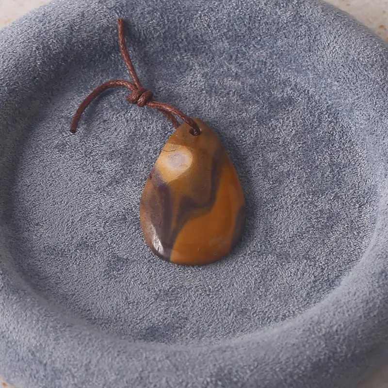

Подвеска-капля Mookite Jasper с кожаным шнуром: кусок натурального камня с мраморными отверстиями, идеально подходит для ювелирных изделий ручной работы 39x23x5 мм
