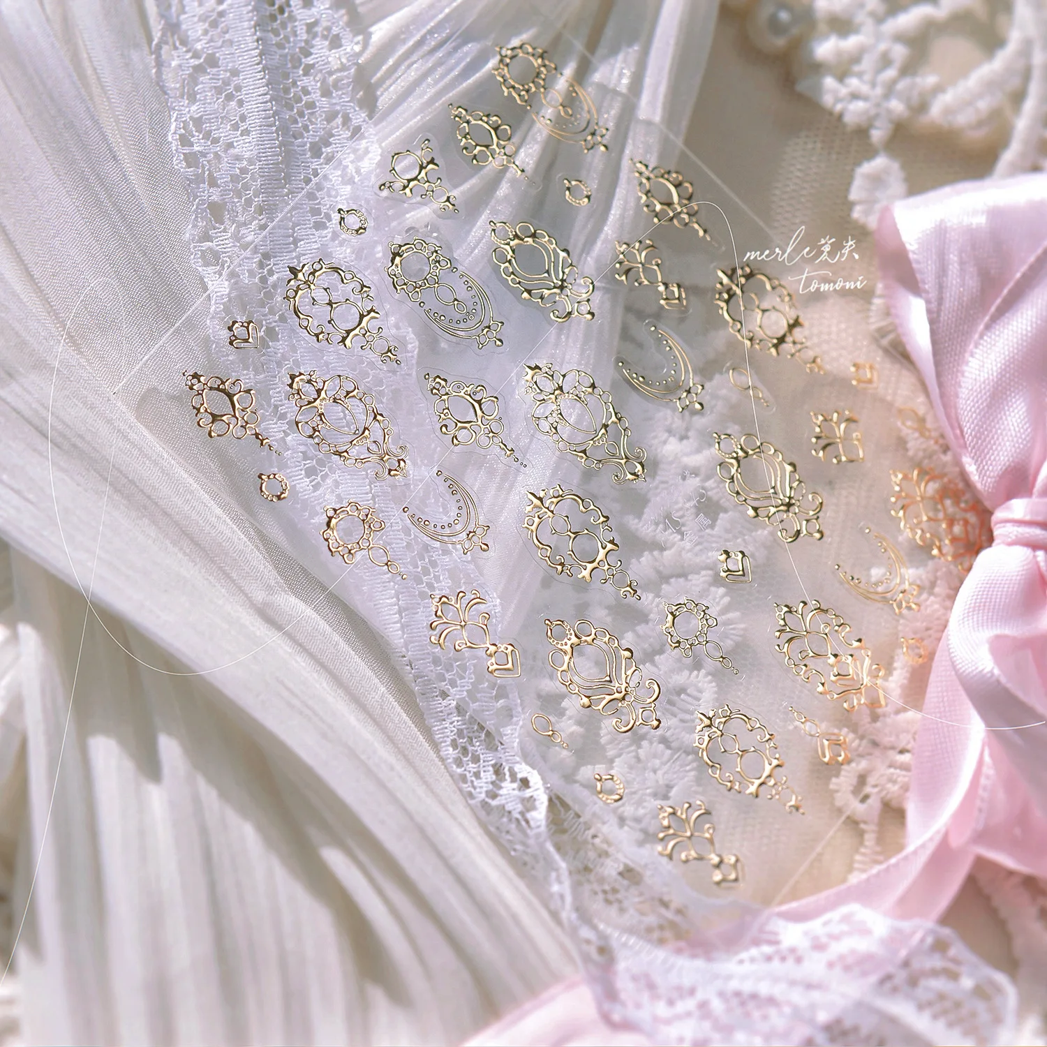 Eleganti adesivi per nail art 5D con scettro dorato Splendide pietre preziose di lusso con motivo cortale, cornice per collana, decalcomanie per manicure autoadesive