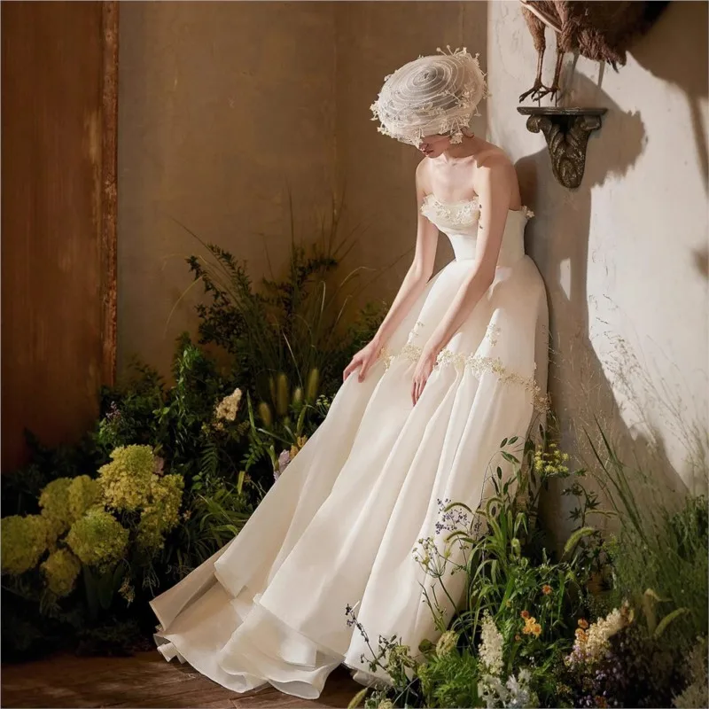 

A new light luxury adult dress with niche design for travel photography