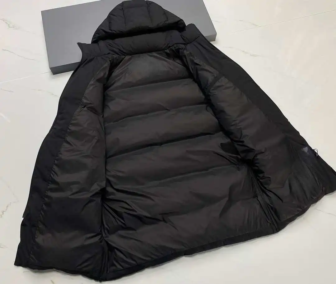 سترة طويلة دافئة للغاية للرجال جديدة لعام 2025، معطف شتوي بغطاء للرأس من ريش الإوز الفاخر