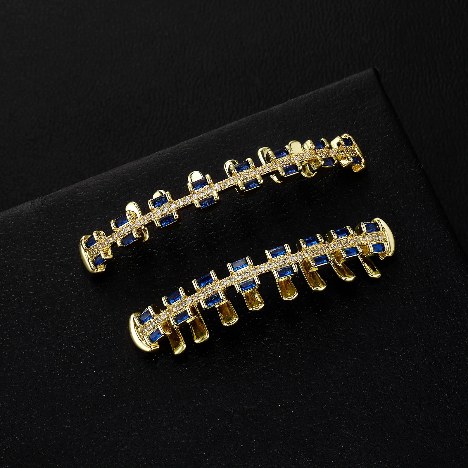 JINAO Hip-Hop Iced Blue Baguette CZ Stein 8 Zähne Rob Grillz Set für Herren & Damen – Glänzende quadratische Grillz für Ober- & Unterkiefer – Punk Rapper Geschenk – Detail 4