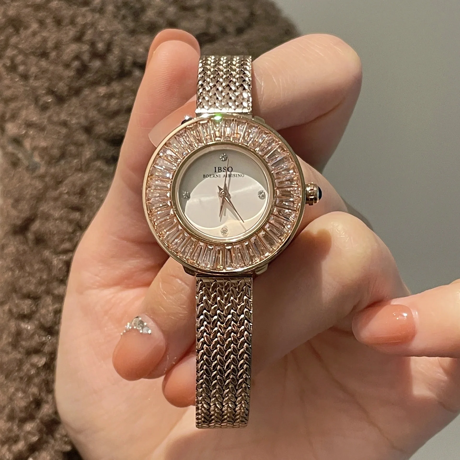 ساعات يد نسائية جديدة ساعات نسائية فاخرة بأشرطة فولاذية، إكسسوارات نسائية، ساعات كوارتز عصرية هدايا نسائية.