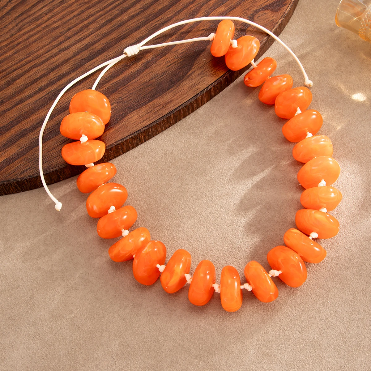 Ingemark 12 Farben Personalisierte Chunky Acryl-Perlen-Choker-Halskette für Frauen Boho Verstellbare Leder-Wachsseil-Kettenhalskette – Detail 5