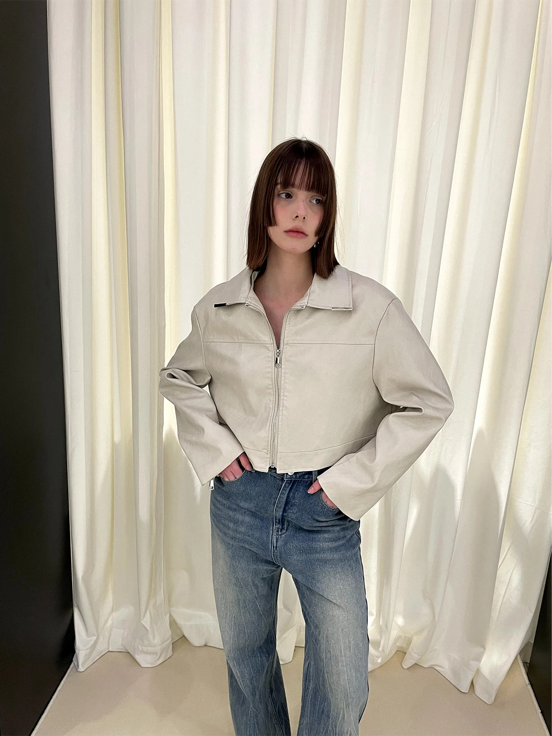 BabesoQ 早春のおしゃれなショートジャケット レザーコート ベージュカラー スタイリッシュで多用途なレディースウェア 2024年春シーズン向け