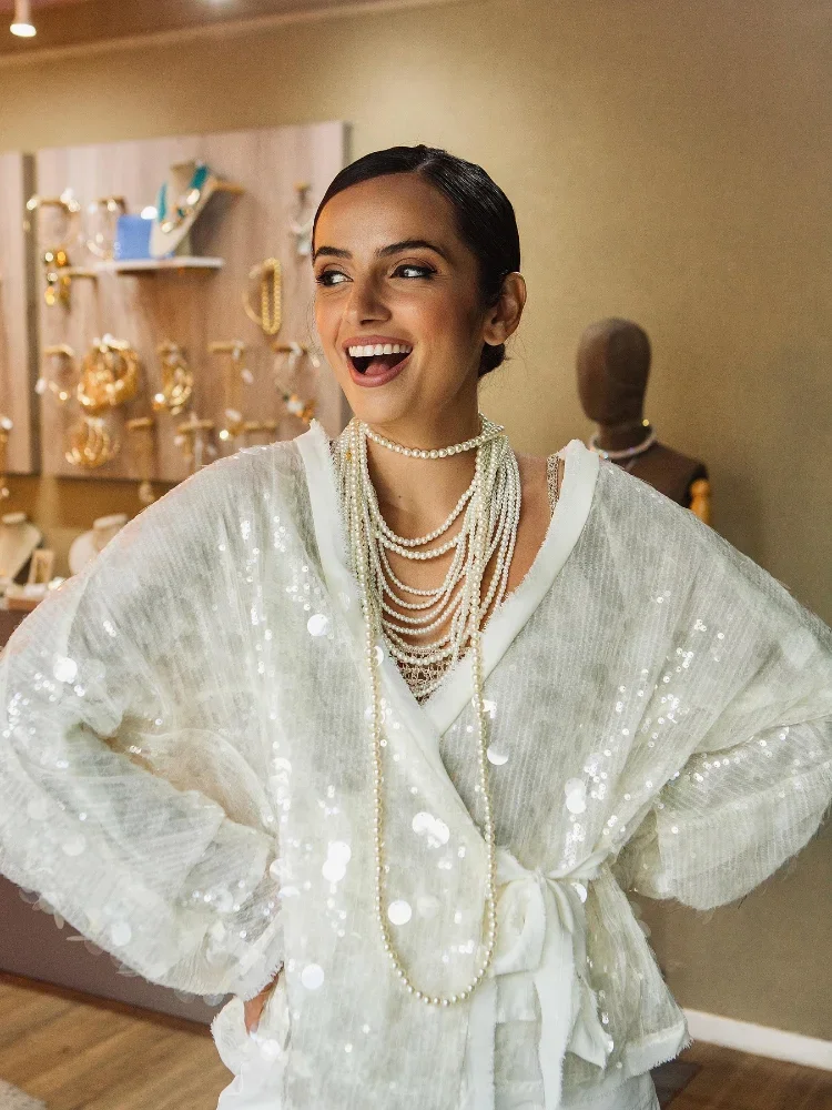 

Весенние женские шикарные топы 2026: модные куртки с пайетками и шнуровкой, элегантные кардиганы с V-образным вырезом и длинными рукавами, блестящие пальто