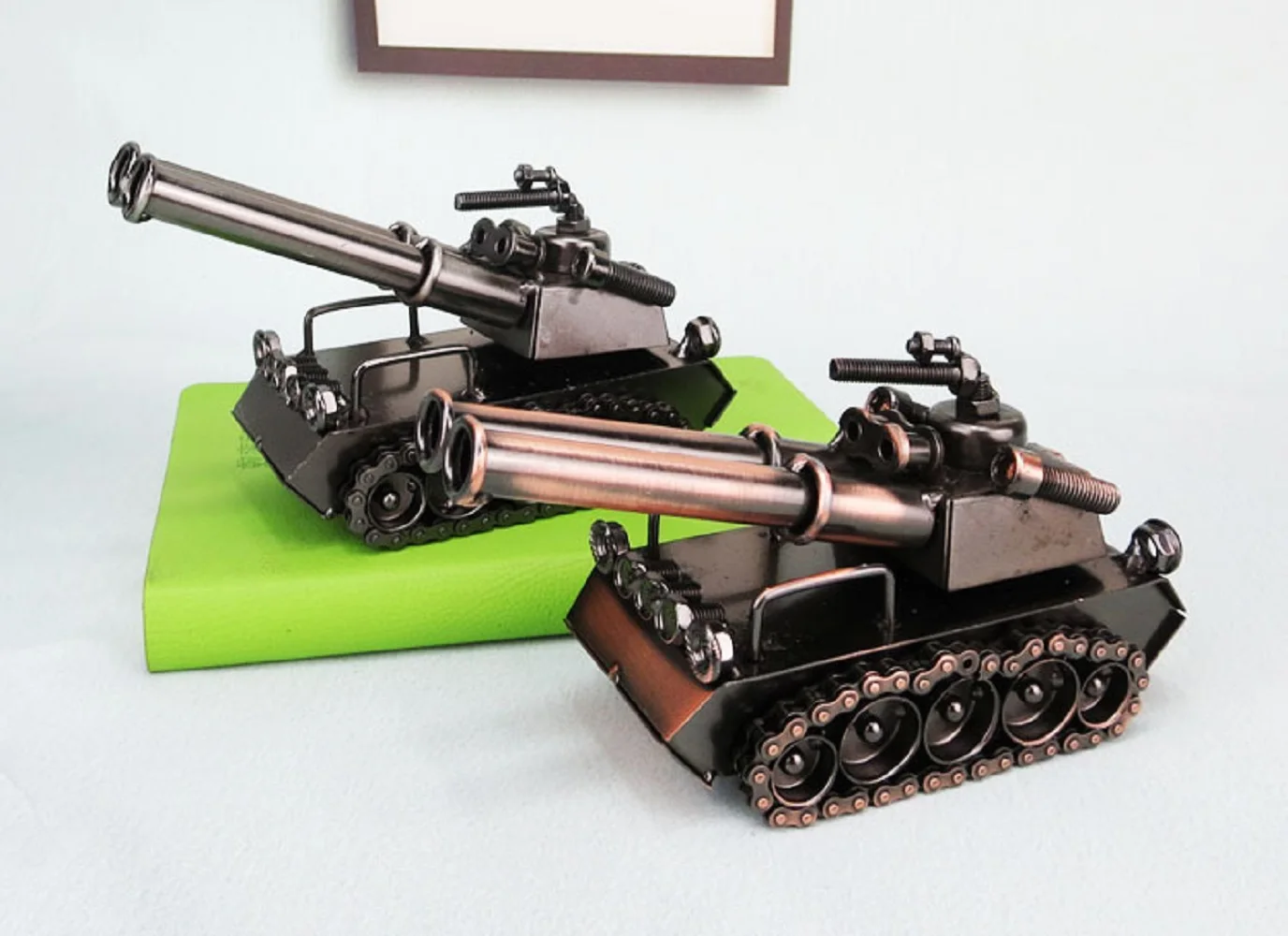 

Vintage Iron Metal Military Tank Model Handicraft For Desktop Ornaments Kids Tank Boys Toy Creative Miniature Model Gift