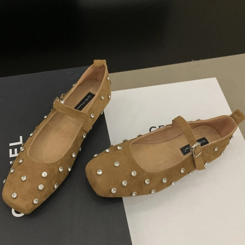 

Дизайнерские балетки со стразами, женские новые повседневные туфли из искусственной замши с квадратным носком, нескользящая мягкая подошва, туфли Мэри Джейн с кристаллами и заклепками