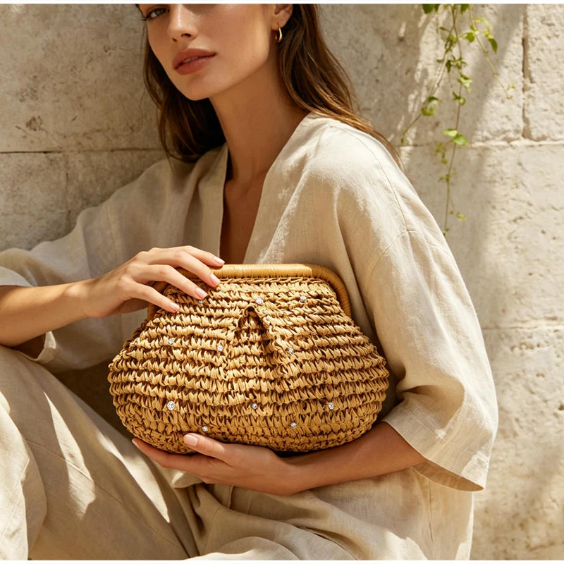 Strohgewebte Ketten-Umhängetasche, Damen-Clutch mit Strass-Verzierung und Verschlussrahmen, Leichte Sommer-Strandtasche für den Abend – Detail 10