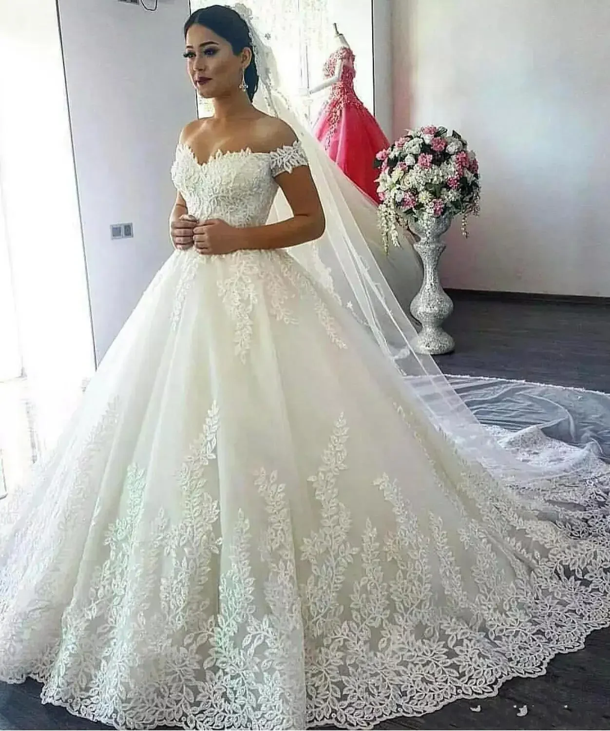 Maßgeschneiderte Spitze Hochzeit Schatz aus der Schulter Träger Brautkleid Kleider für die Braut Maßgeschneidertes Hochzeitskleid