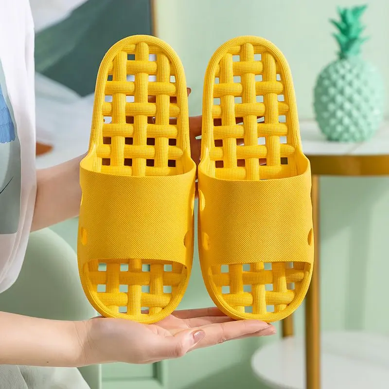 

2025 Fashion Bathroom Flat Hollow Male Slipper Designer Luxury Original Clappers Slides Summer Sale Trend Fun Casual Men's Shoe