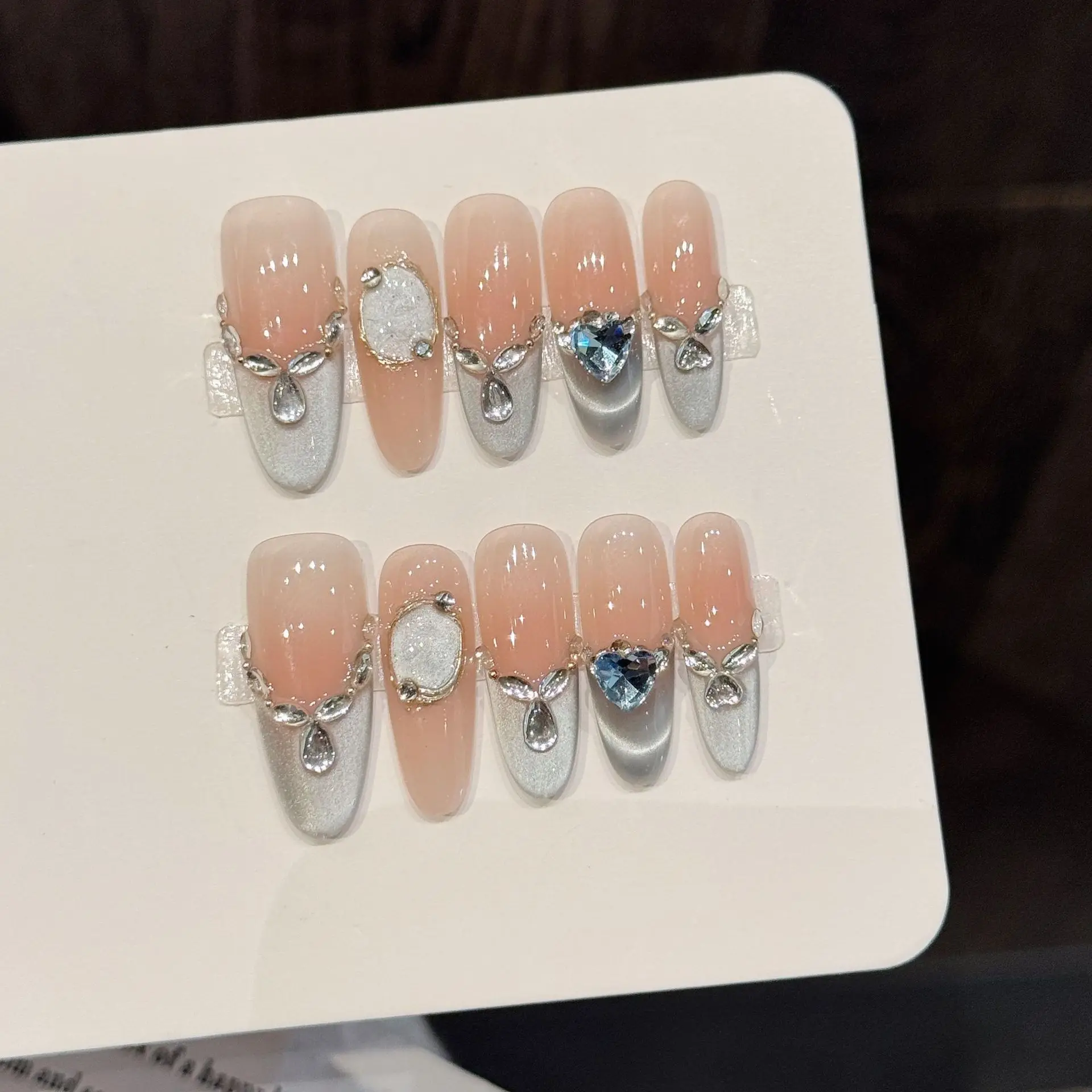 

10 шт. Роскошный пресс ручной работы на ногтях Длинный овальный оранжевый и серебряный контрастный дизайн с 3 шт. Клейкие вкладки для ногтей