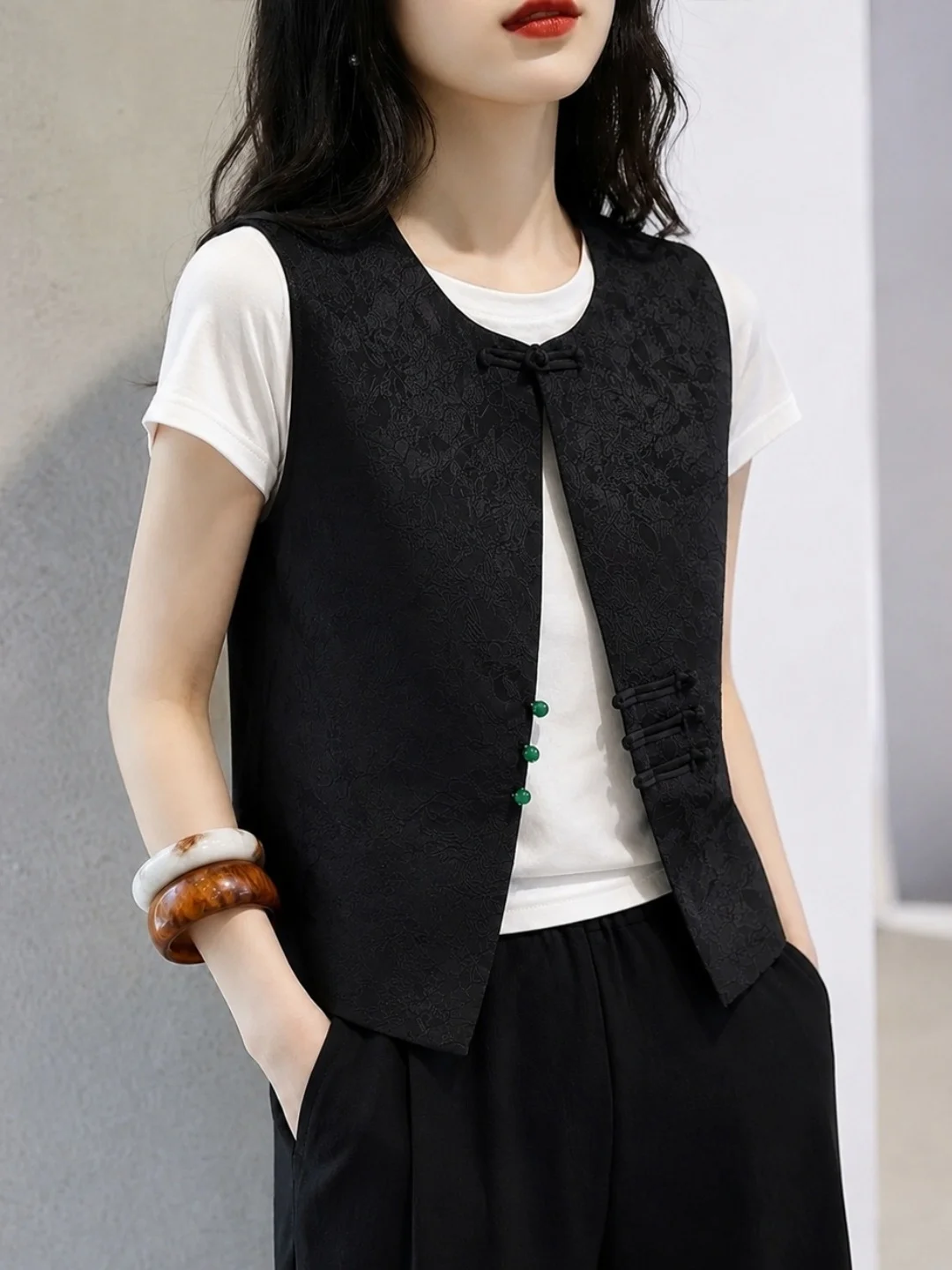 2026 Summer New Commuter Versatile Sleeveless Vest Chinese Style Embroidery Button Women's Fashionable Outerwear