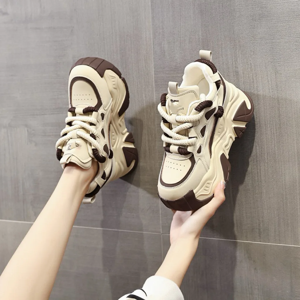 Zapatos de papá de suela gruesa de bizcocho, nuevo estilo de primavera, zapatos de mujer con aumento de altura interior, zapatos casuales versátiles y adelgazantes