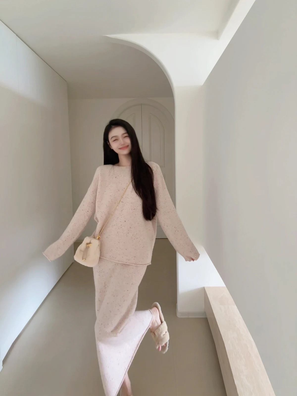 

Комплект FPOH Camere: вязаный костюм из мягкой ткани персикового цвета, элегантный, высококачественный, осенний, незаменимый элемент гардероба, омолаживающий эффект, готовый комплект.