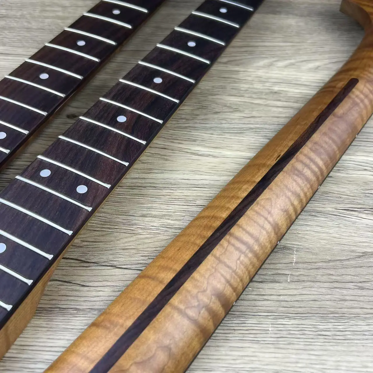 رقبة جيتار كبيرة الرأس مع ربط من خشب القيقب اللهب ولوحة أصابع من خشب الورد مع 22 فريتس
