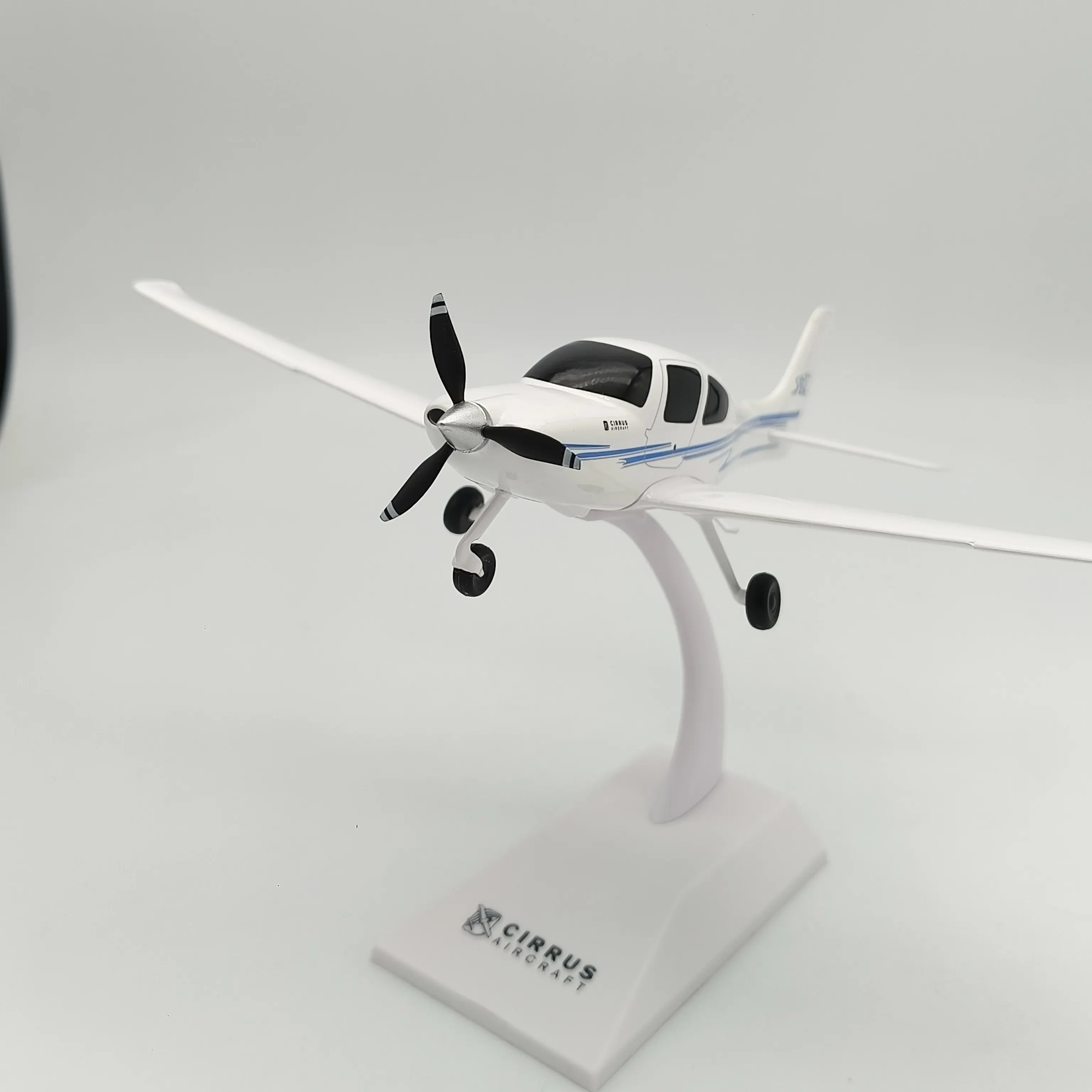 1:48 Scale SR20 SR22 Plastic Model Airplanes Diecast Aircraft With Base For Aviation Gift Desktop Static Display Miniature Plane