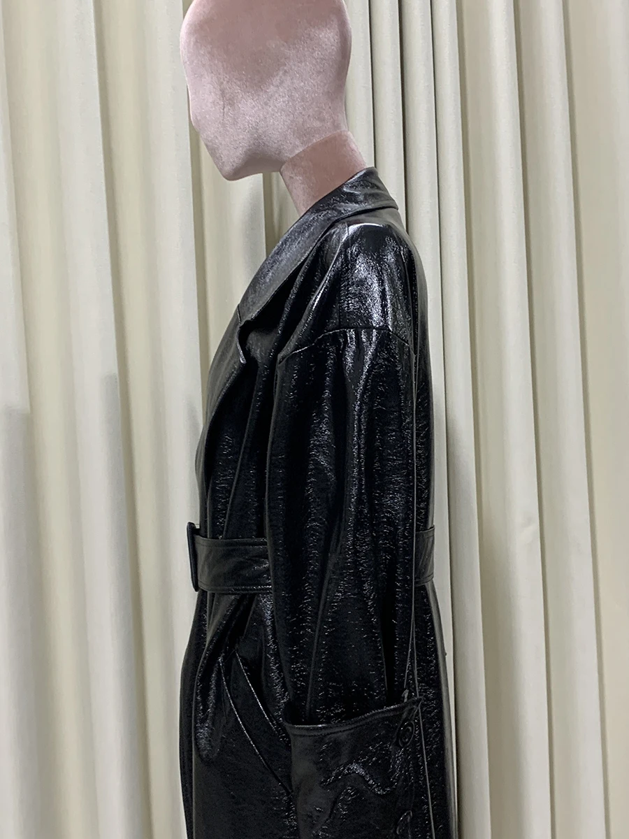 معطف خريفي طويل جدًا كبير الحجم لامع أسود من الجلد الصناعي للنساء بحزام ملابس فاخرة مصممة ملابس خروج 2025