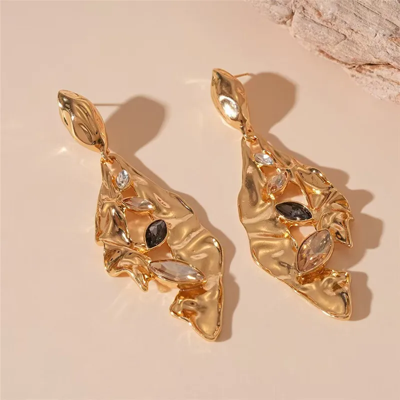 

Fashionable Needle Metal Folded Zircon Leaf Earrings for Women Luxury Sensation Daily Party Accessory Elegant Drop Earrings