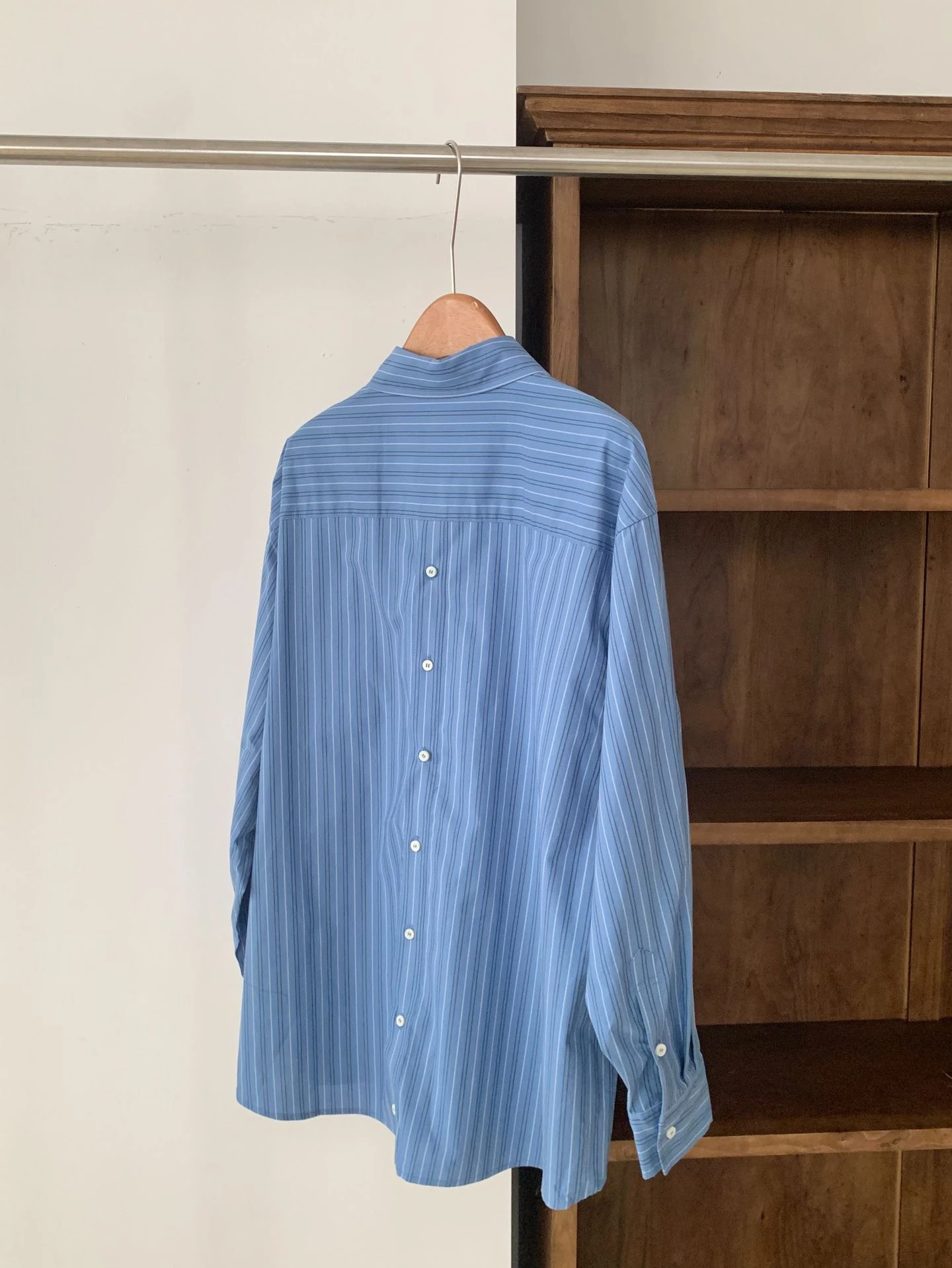 Luźna, codzienna koszula w paski z nieregularnymi guzikami, do warstwowego noszenia, uniwersalna, PREON, do pracy, damska, bawełniana, długa, dojazdy do pracy, elegancka.