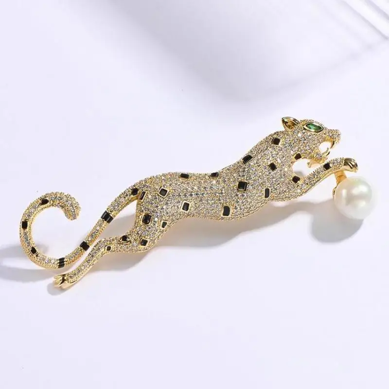 Broche de Animal de leopardo elegante de lujo europeo y americano, joyería de perlas de imitación a la moda para mujer, ramillete de cristal Unisex