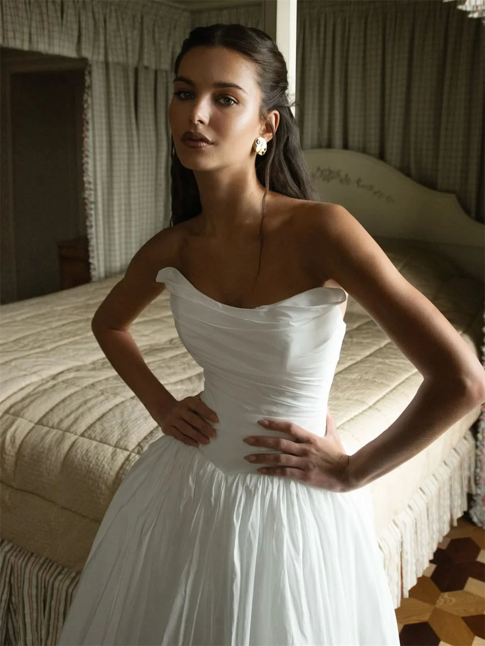 ชุดแต่งงานแบบสั่งตัด ผ้าซาติน สายเดี่ยว คอวี กระโปรงจีบ  ชุดเจ้าสาวหรูหรา  ชุดแต่งงานสำหรับงานแต่งงาน