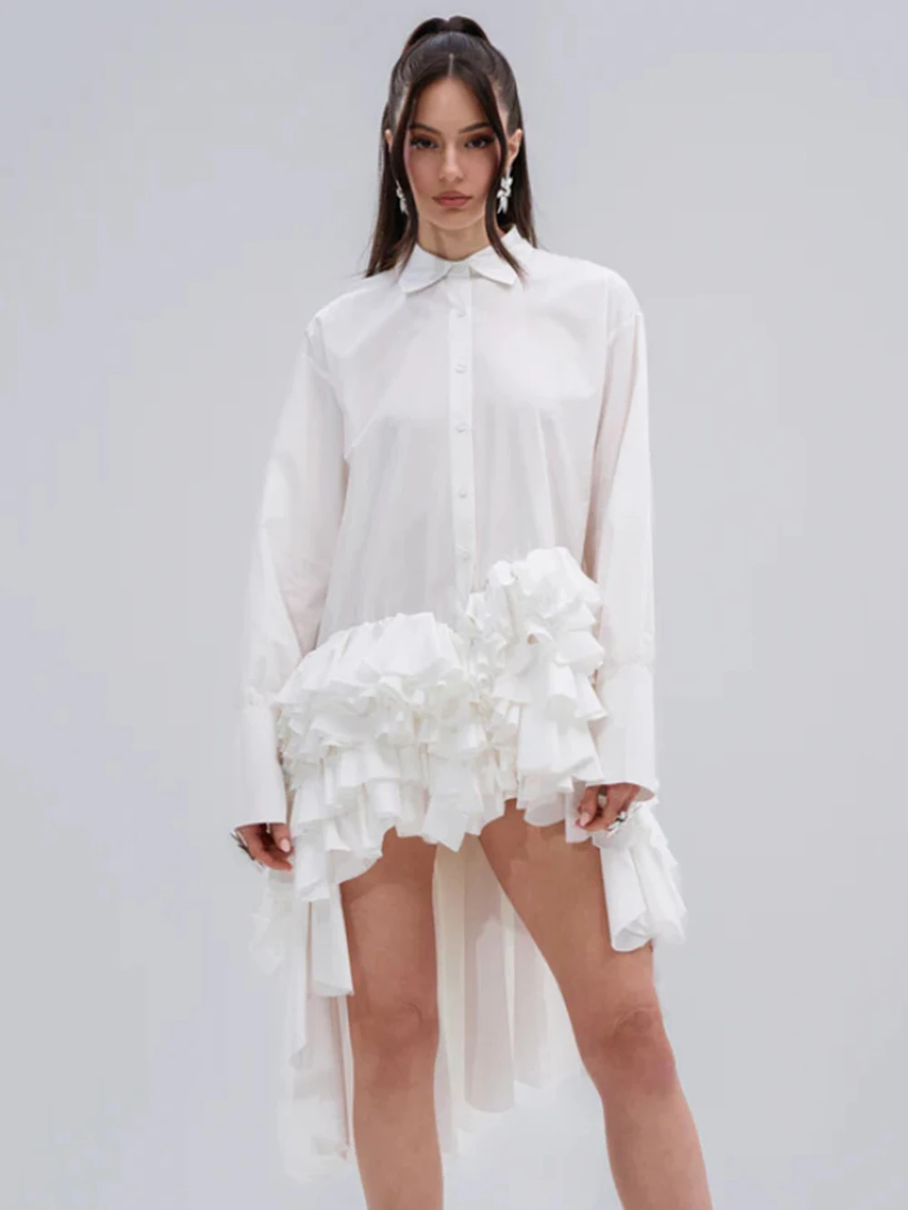 เสื้อเชิ้ตผู้หญิงสีขาวทรงหลวมสไตล์เซ็กซี่ รุ่น Modphy แฟชั่นปี 2025 แขนยาว ดีไซน์ระบายหรูหรา ทรงไม่สมมาตร เสื้อผ้าผู้หญิง