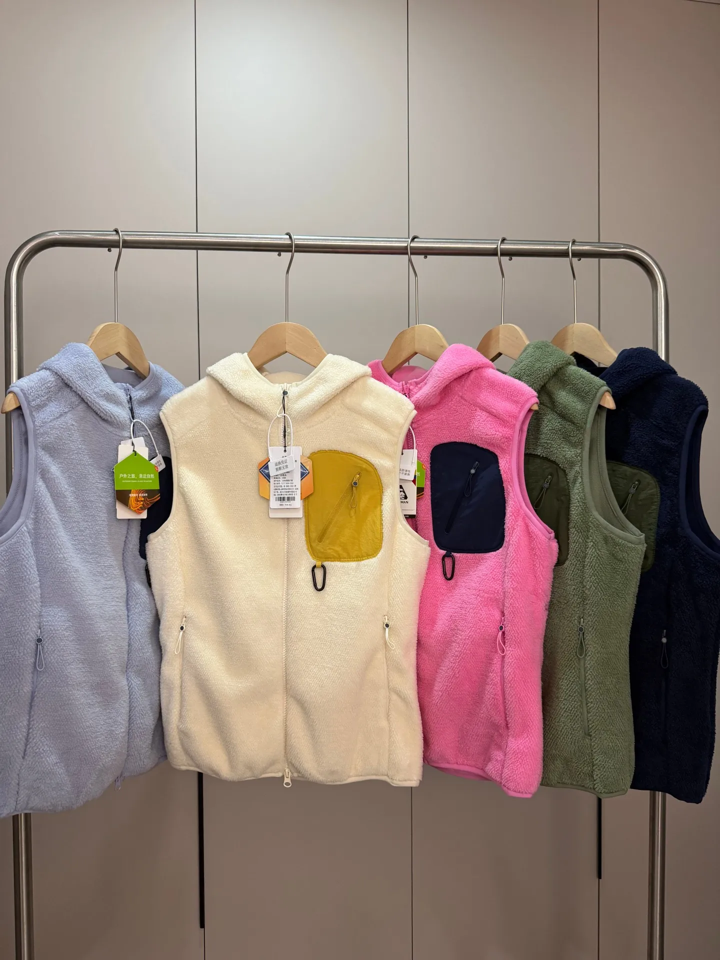 

Женский утепленный жилет с капюшоном из серии Outdoor Mountain, с двусторонней хлопковой вельветовой подкладкой и цветным блочным дизайном.