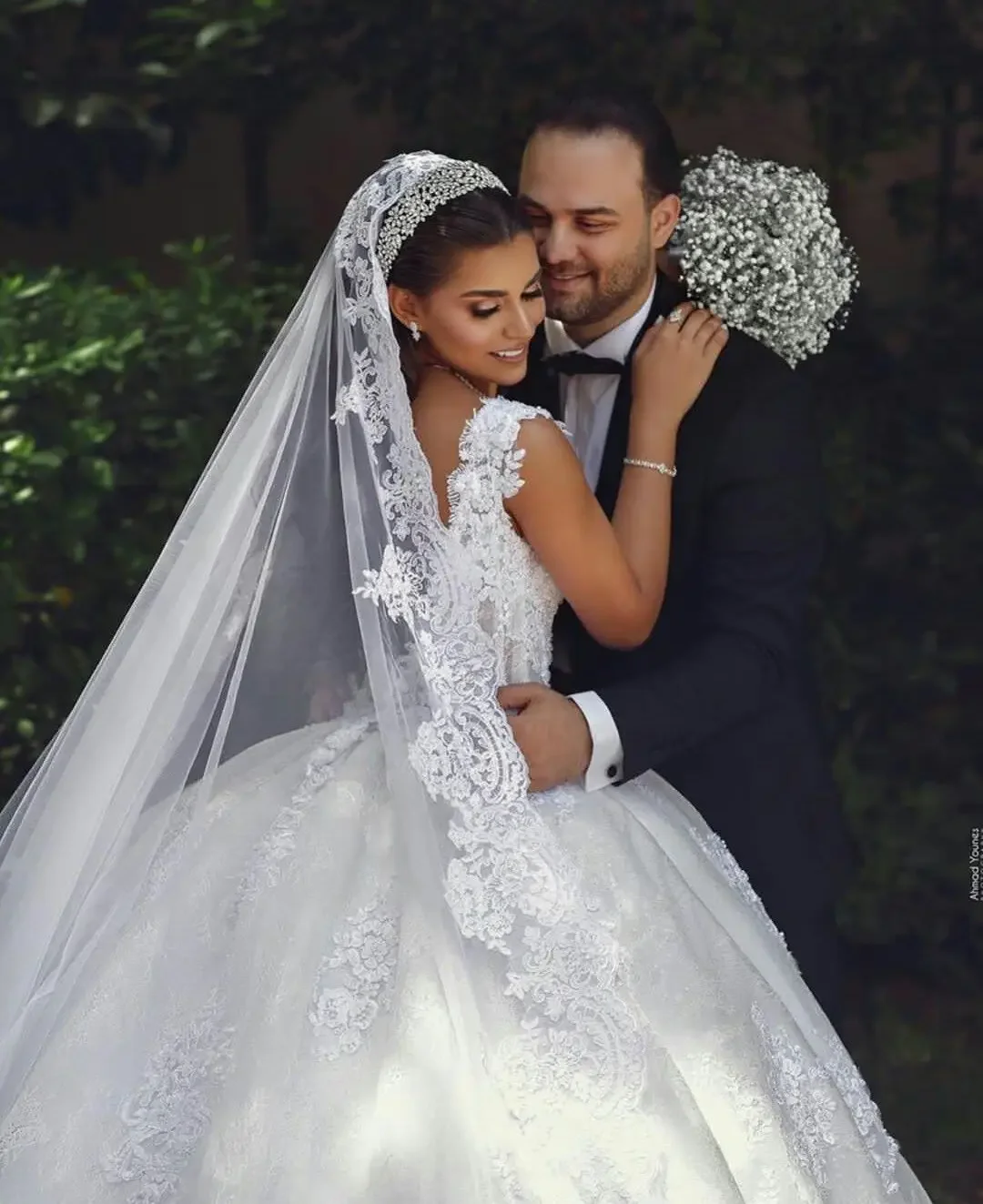 Customized Saudi Arabian Ball Gown Vintage Wedding Dresses Plus Size V Back Lace Wedding Gowns