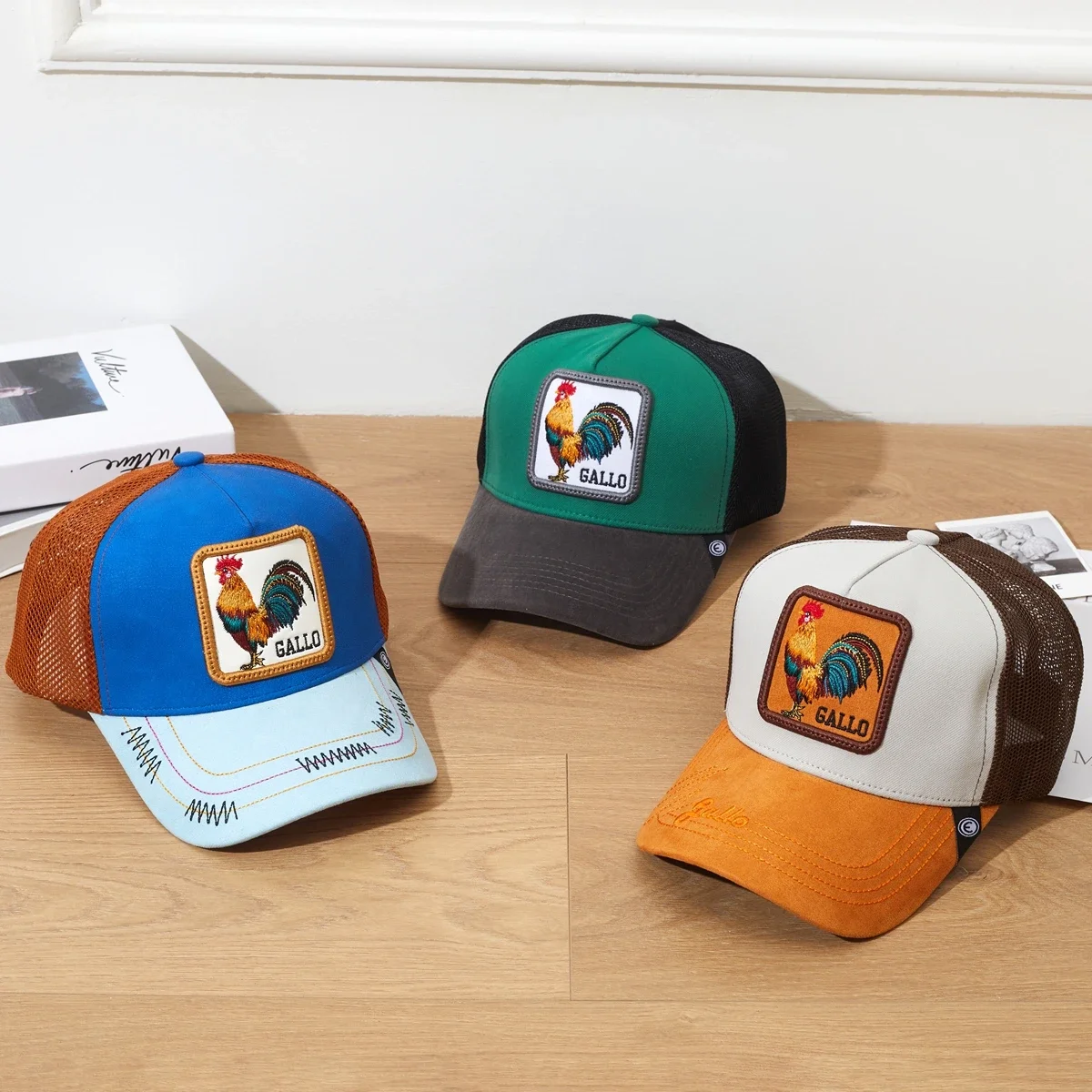 Boné Trucker de Malha, Respirável, com Patch Bordado Gallo, Estilo Retrô Western Streetwear