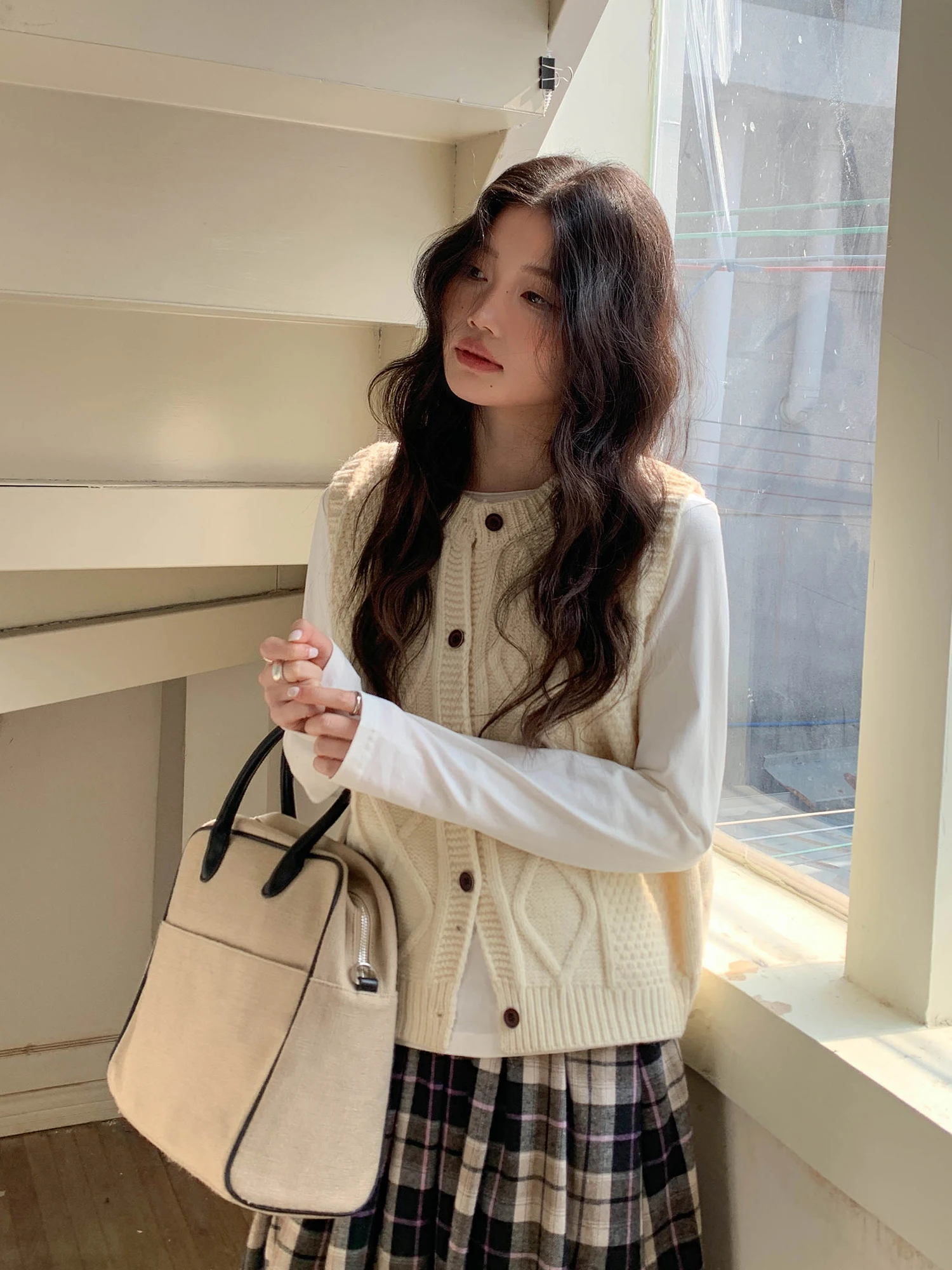 

Женский вязаный жилет с круглым вырезом, зимний, модный, для многослойных образов, с витыми пуговицами, повседневная верхняя одежда, удобный крой, стандартная длина