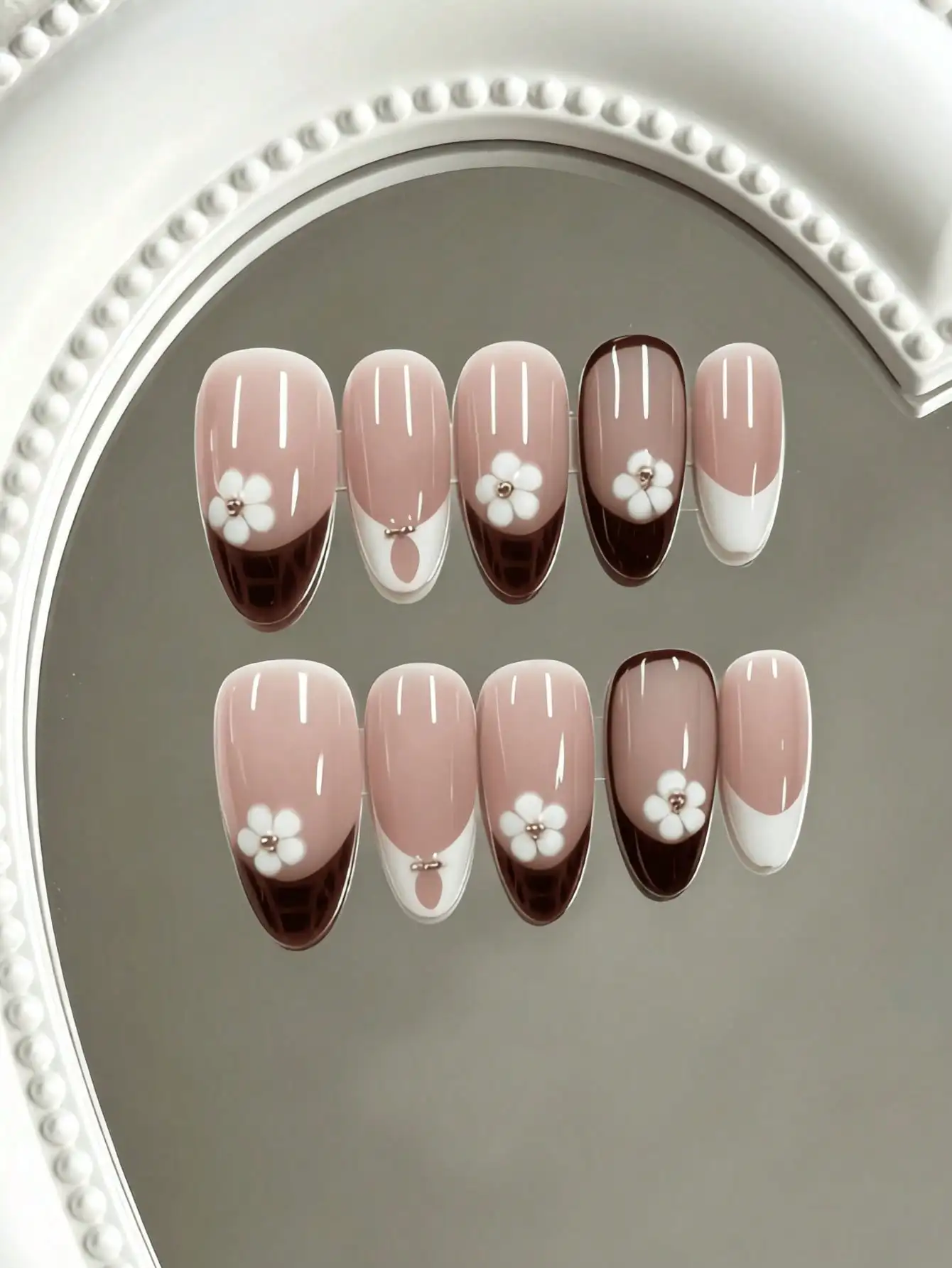 10 faux ongles en forme d'amande, de longueur moyenne, couleur nude marron, à motifs floraux contrastants, style rétro délicat, décorés de fleurs peintes à la main, dégradé français et perles dorées, avec une base couleur nude et un design simple peint à la main, adaptés aux jeunes femmes matures et aux femmes actives, parfaits pour les trajets quotidiens, le thé de l'après-midi et les rassemblements sociaux légers, livrés avec de la colle gel et une lime à ongles.