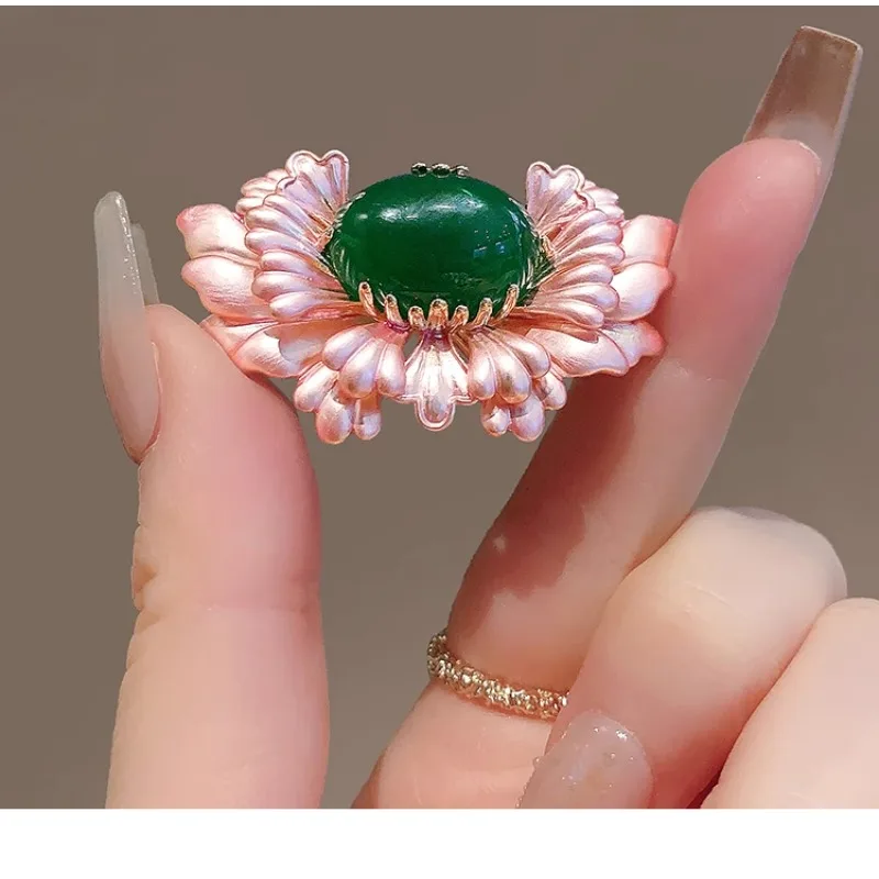 Bros teratai air tiga dimensi temperamen elegan gaya nasional aksesoris kerah mantel anti-cahaya Tiongkok baru yang kreatif