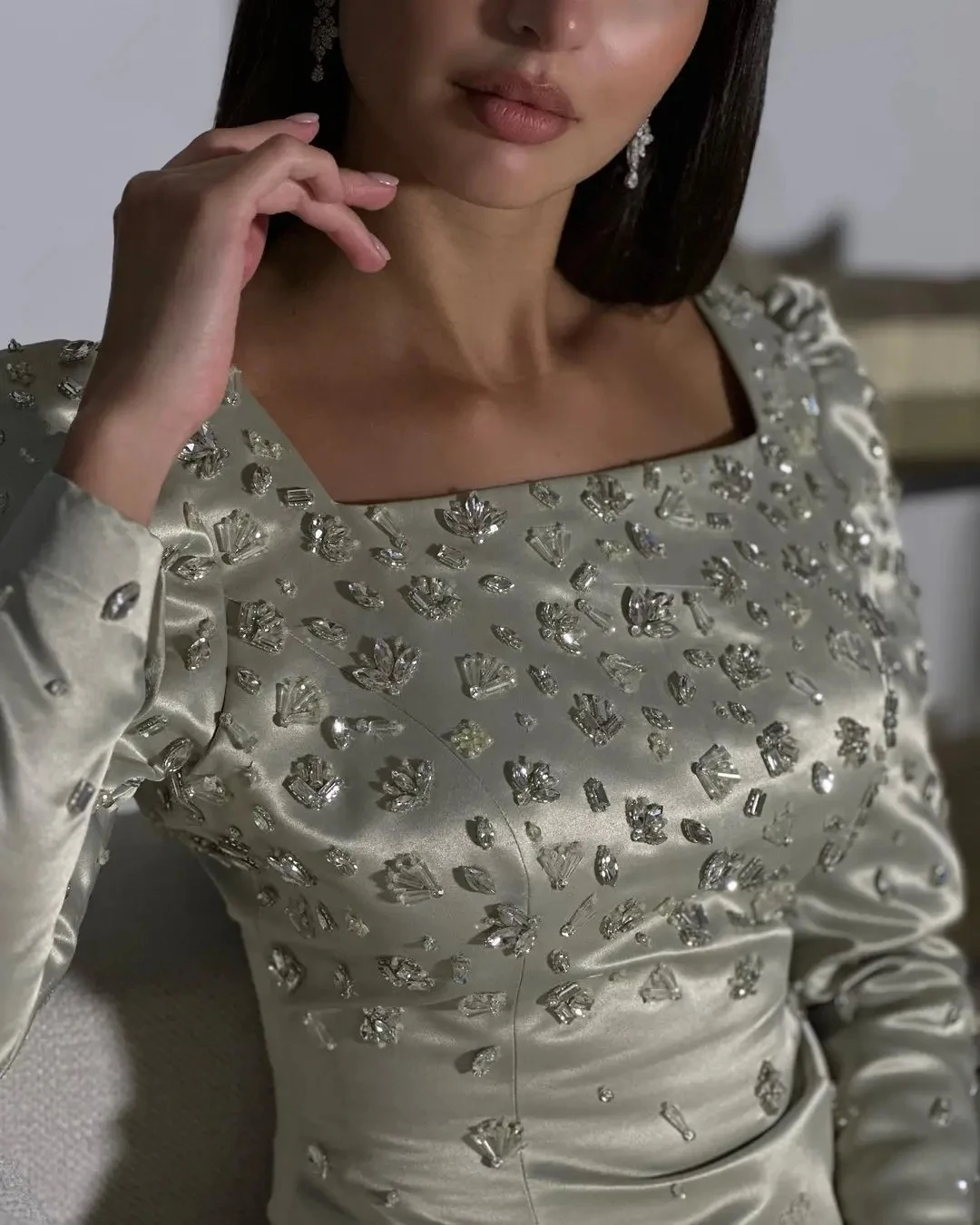 Sukienki midi Jirocum Luxury w kolorze szałwiowej zieleni z kwadratowym dekoltem, satynowe, z bufiastymi rękawami, zdobione koralikami i kwiatowym wzorem, eleganckie sukienki na galę i ekskluzywne kolacje.