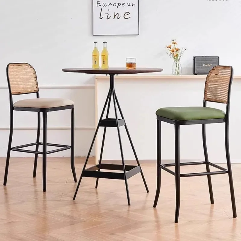 Kursi bar tinggi untuk meja resepsionis kedai teh susu, kursi bar santai dari rotan, kursi bar besi dengan sandaran, kursi bar untuk rumah