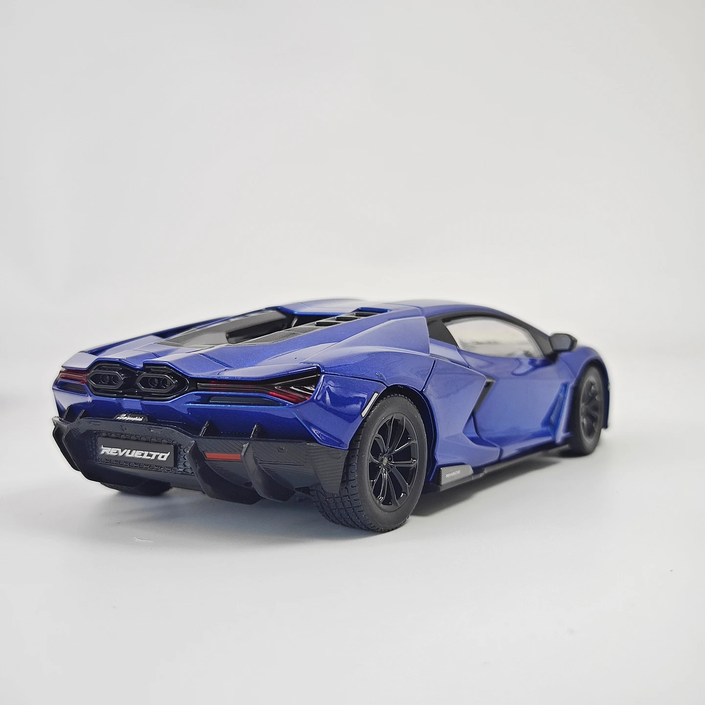 1-24スケールのランボルギーニ・レヴェルト合金製カーモデル。ドアとエンジンフード、トランクが開閉可能で、サウンドとライト機能付き。