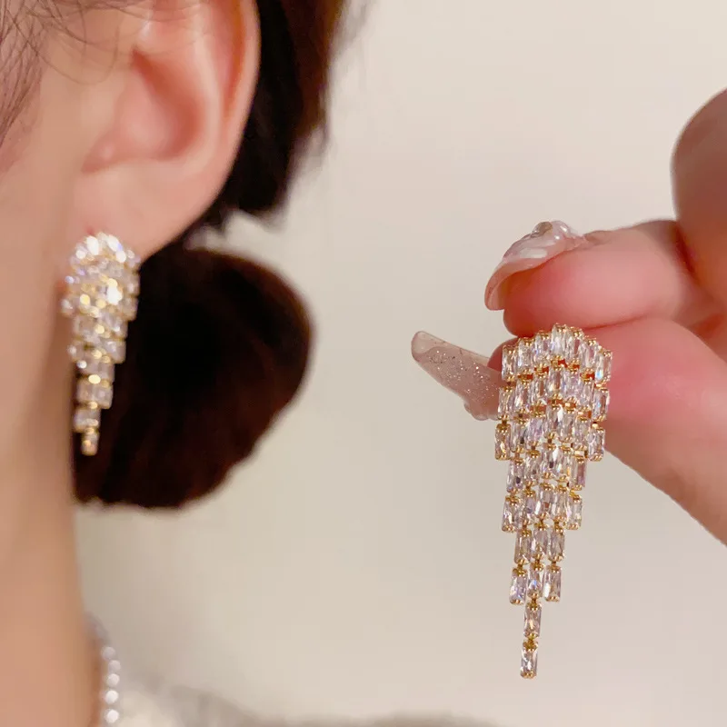 Exquisite Fashion Light Luxury High-end Full Rhinestones Long Style Tassel Personality Super Sparkling Earrings for Women.