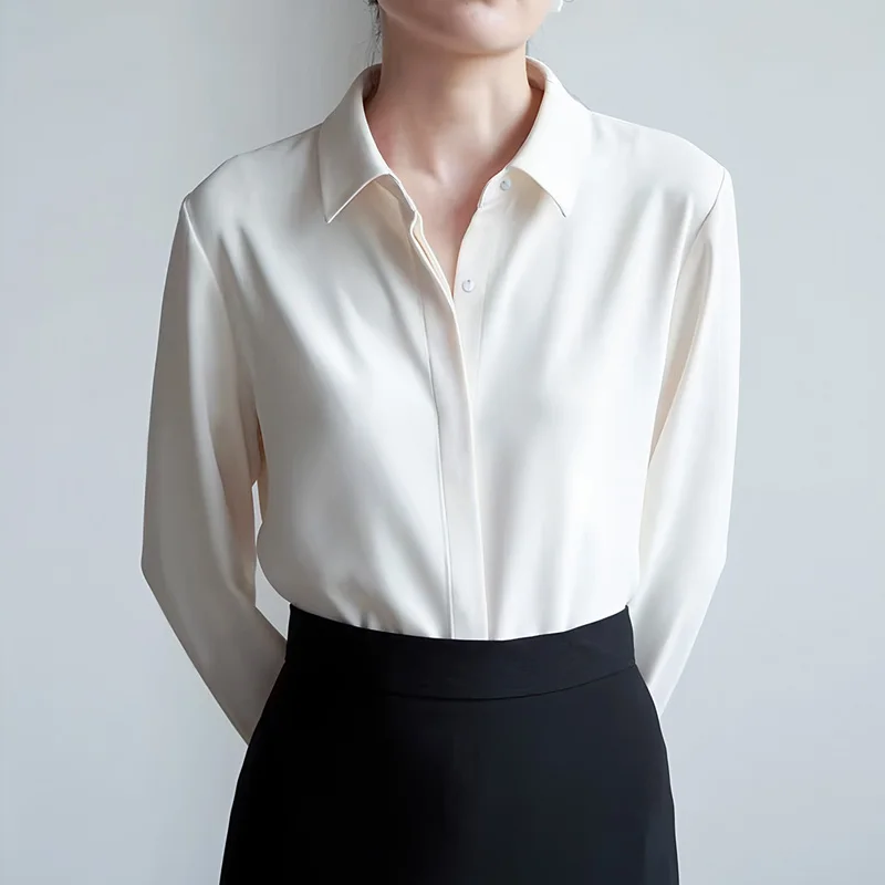 بلوزة نسائية فضفاضة بيضاء أنيقة من الساتان 2025 جديد لربيع وخريف بأكمام طويلة واحدة الصدر قمصان مكتب كورية غير رسمية للسيدات