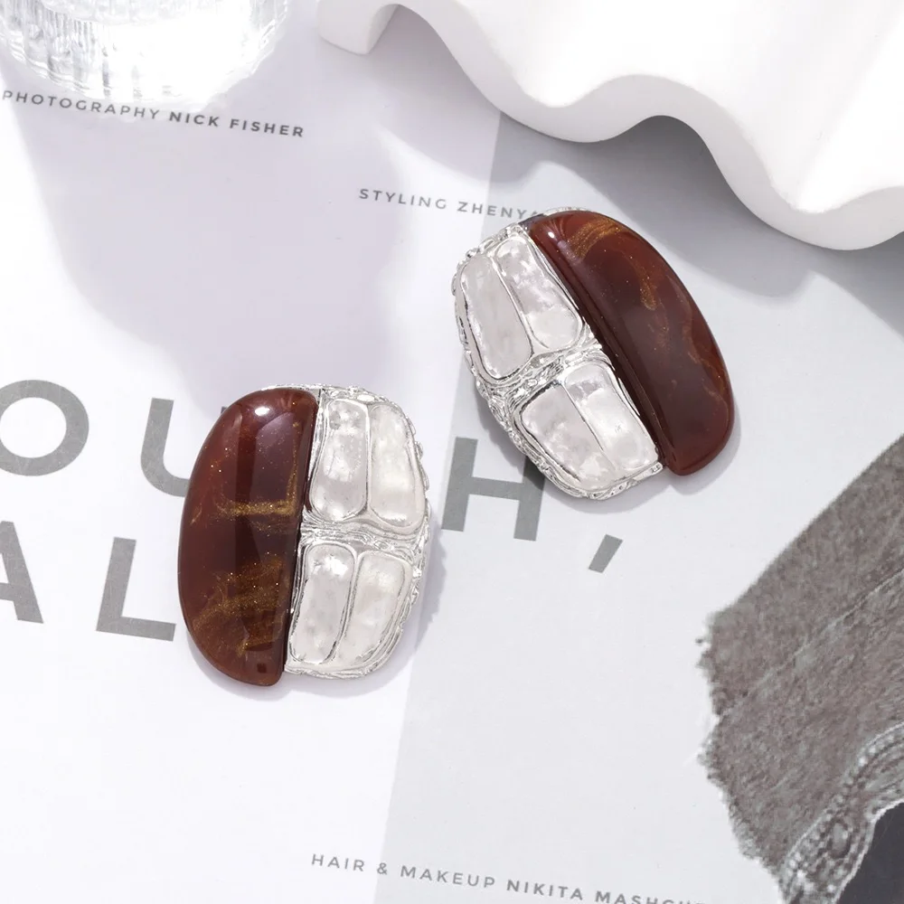 Retro Trend Irregular Brown Amber Resin Splice Earrings for Women Exaggerated Autumn and Winter Alloy Jewelry Gift New 2024