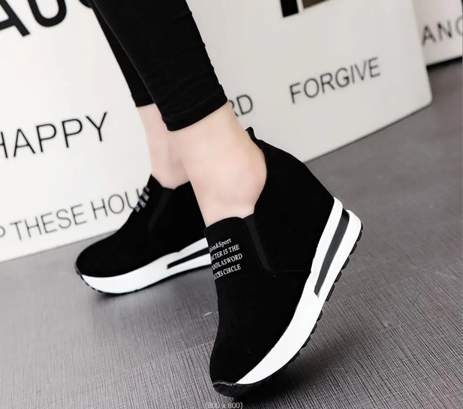 Sepatu penambah Wedge wanita, sneaker panggung bernafas sol tebal hitam Musim Semi dan Gugur