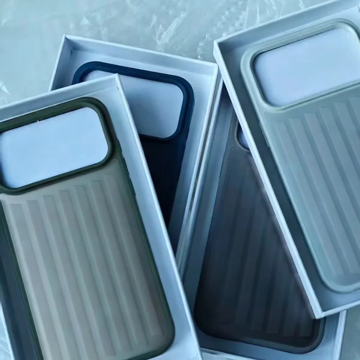 Aluminiowe etui na telefon ze stopu aluminium do iPhone 17 16 15 14 Pro Max, luksusowe etui z 3D falistymi paskami na tył, w stylu walizki biznesowej, z pudełkiem prezentowym.