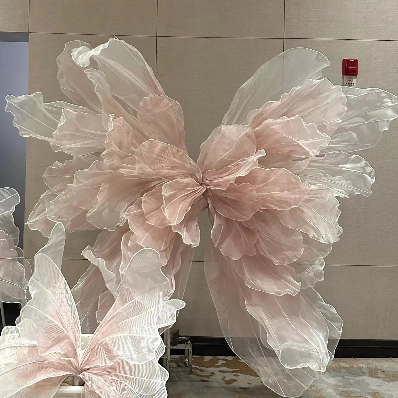 مخصص العملاق الأورجانزا أجنحة الفراشة تركيب فني كبير في الهواء الطلق داخلي حفل زفاف الديكور النحت