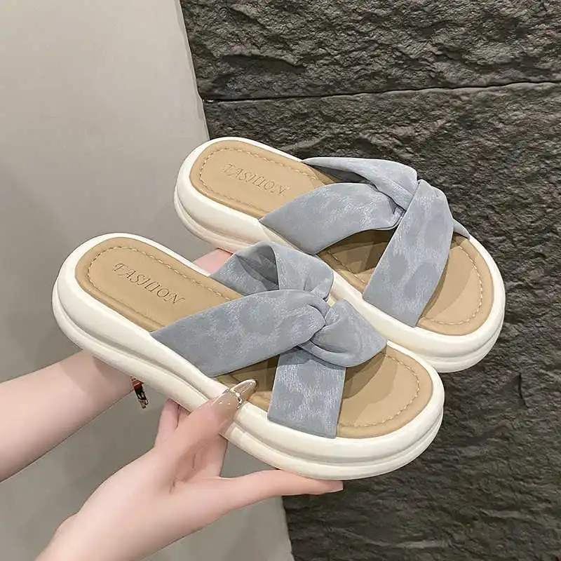 Pantoufles de basket-ball blanches Super légères pour femmes, chaussures d'été, sandales pour femmes, baskets de Sport, fournisseurs moins chers