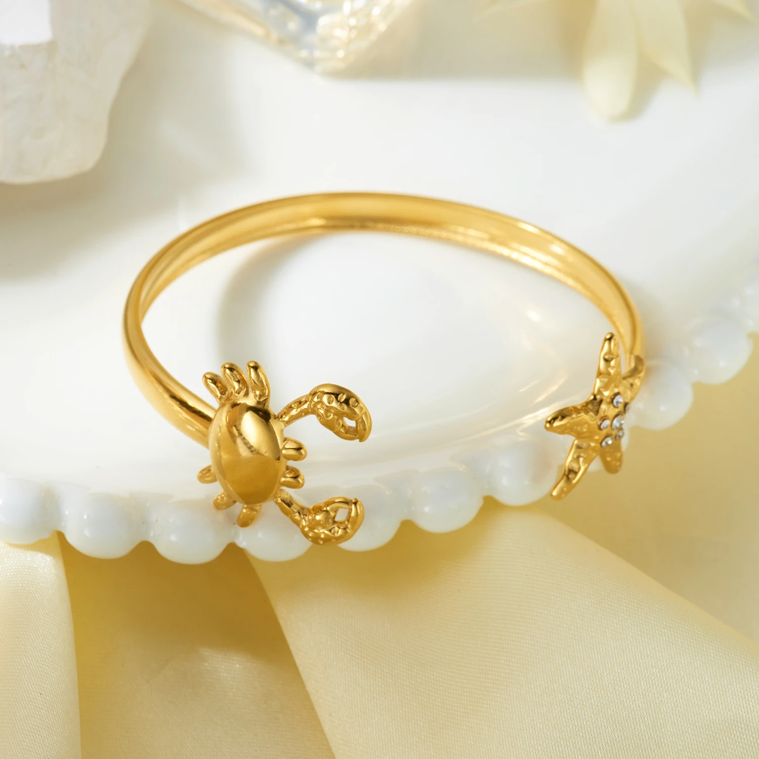 Gmai Edelstahl-Armband mit Krabben- und Seesternmotiv, CZ-Besatz für Damen, Böhmischer Gold-PVD-beschichteter Wasserfester Offener Armreif, Party-Schmuckgeschenk – Detail 5