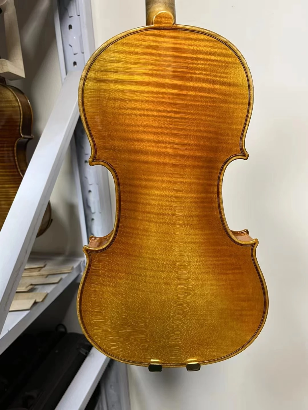 Professional grade violin Handmade violin This is a hand made by our master craftsman in 180 days using 60-year-old air-dried ma