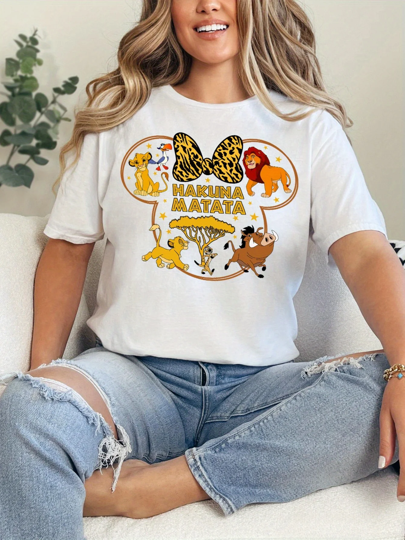 تي شيرت نسائي برسومات Lion King Hakuna Matata - تي شيرت قطني ناعم فضفاض مع تصميم Timon & Pumbaa، رقبة دائرية وأكمام قصيرة