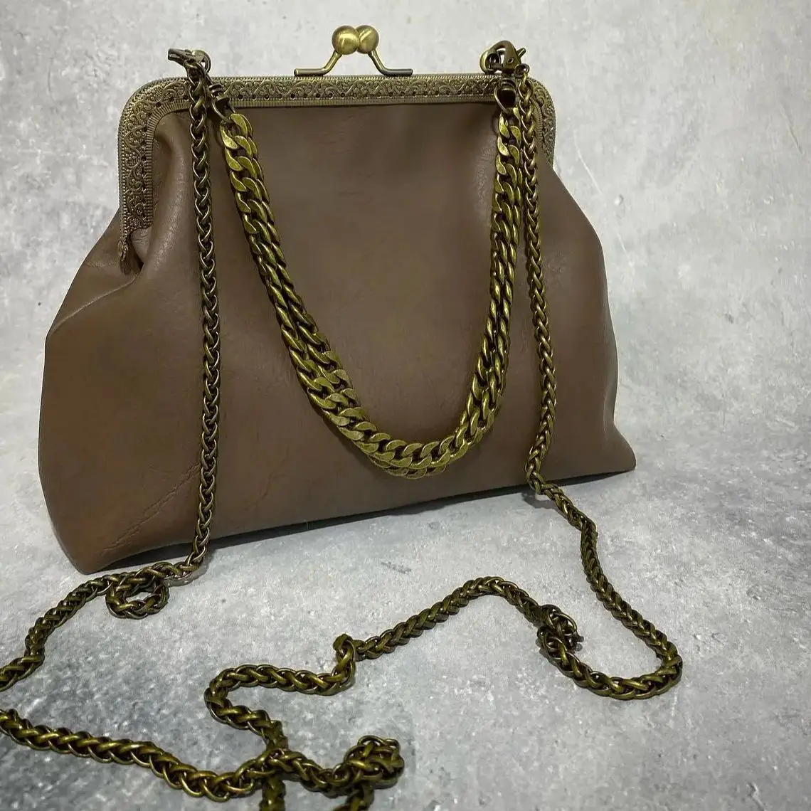 

Lost in Vintage Larger Natural Leather Soild Bag with Antique Metal Frame Kiss Lock Opening Metal Handle with Chains 18x24x6cm