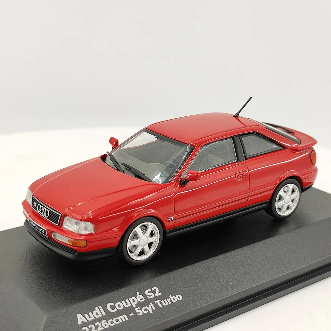 Modèle de voiture en alliage rouge Audi Coupe S2, échelle 1:43,